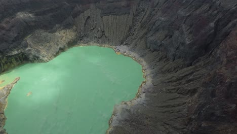 Un-Lago-Dentro-Del-Volcán-Santa-Ana-En-El-Salvador
