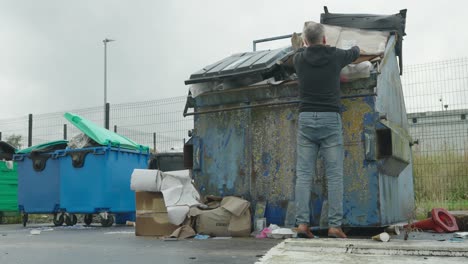 Mülleimer-Sind-Aufgrund-Von-Arbeitskämpfen-Von-Müllmännern-In-Schottland-überfüllt,-Sodass-Anwohner-Und-Geschäftsinhaber-Versuchen-Müssen,-Ihre-Plätze-Sauber-Zu-Halten