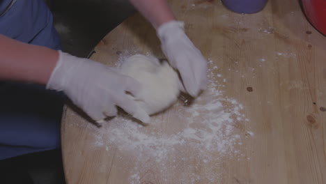 Bäckerhände-Kneten-Teig-In-Tafelmehlzubereitung-Zur-Herstellung-Traditioneller-Georgischer-Knödel