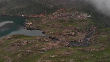 Die-Drohne-Macht-Eine-Luftaufnahme-Des-Wunderschönen-Und-Grünen-Patlian-Sees-In-Kaschmir,-Pakistan