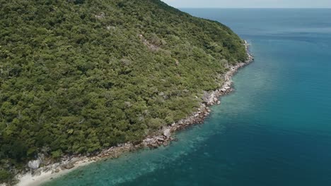 La-Antena-De-Drones-Sube-Y-Baja-Para-Mostrar-Una-Isla-Tropical-Con-Agua-Azul-Clara-Y-Playas-De-Arena