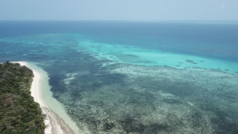 Drohnenschwenk-über-Dem-Great-Barrier-Reef-Und-Der-Tropischen-Insel