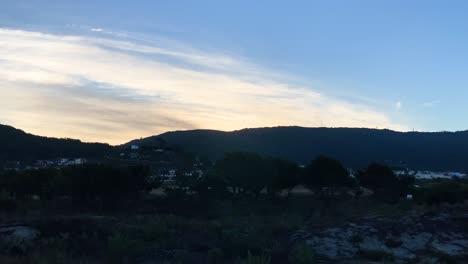Erstaunlicher-Sonnenaufgang-Mit-Bergen-Und-Blauem-Himmel,-Beleuchtete-Wolken