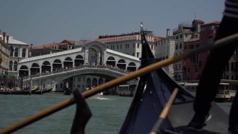 Mann-Ruderboot-Im-Kanal-Von-Venedig-An-Einem-Sonnigen-Tag