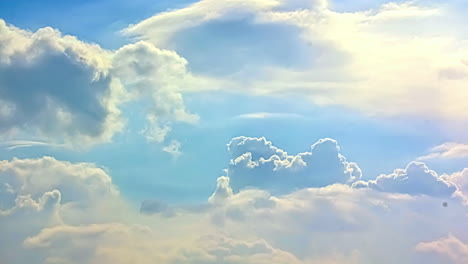 Timelapse-De-Movimiento-De-La-Lluvia-Cayendo-Contra-El-Brillante-Cielo-Soleado-Con-Nubes
