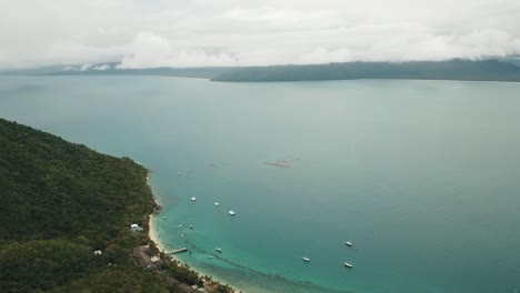 Drohnenantenne-über-Tropischem-Blauem-Wasser-Mit-Booten,-Die-Das-Fitzroy-Island-Resort-Zeigen