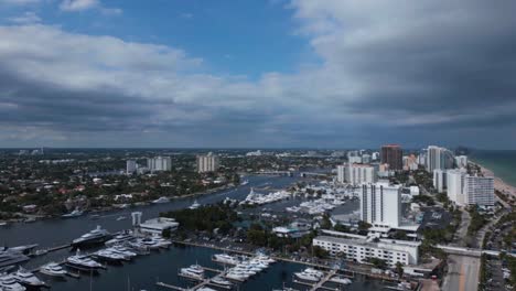 Aerial-view-of-a-boat-marina-in-downtown-fort-Lauderdale-Florida-on-a-cloudy-day,-tracking-wide-shot