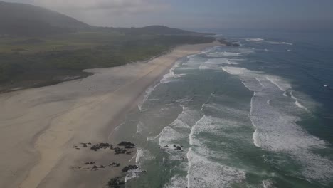 Luftbild-Von-Oben-Nach-Unten-Auf-Den-Strand-Von-Arda-Am-Atlantik-In-Portugal-An-Sonnigen-Tagen-Mit-Perfekten-Wellen-Und-Gelbem-Sand