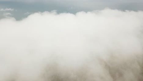 Vuelo-Aéreo-De-Drones-Hacia-Y-Dentro-De-Nubes-Blancas