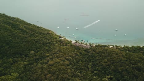 Drohnenschwenk-über-Fitzroy-Island-Resort-Und-Boote-Auf-Dem-Tropisch-Blauen,-Klaren-Wasser