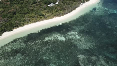 Subida-Aérea-De-Drones-Y-Descenso-Panorámico-A-La-Isla-Tropical-Con-Barcos-En-El-Agua-Azul-Tropical