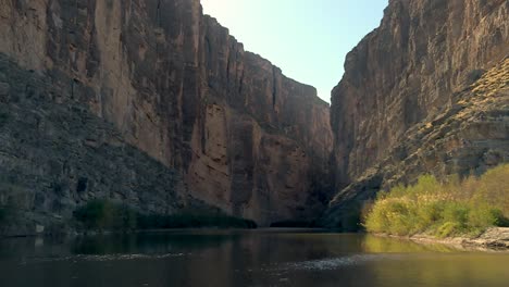 Río-Que-Fluye-En-El-Paisaje-Erosionado-De-Los-Acantilados-Del-Cañón-En-El-Parque-Nacional-Big-Bend