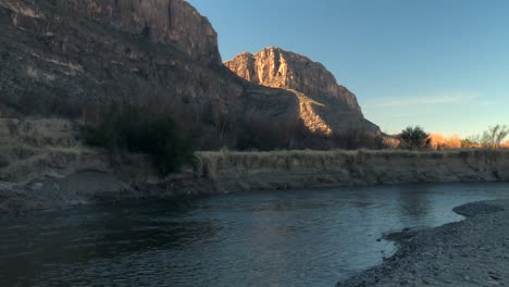 Calm-River-Flowing-Along-Canyon-Cliffs-In-Big-Bend-National-Park,-USA