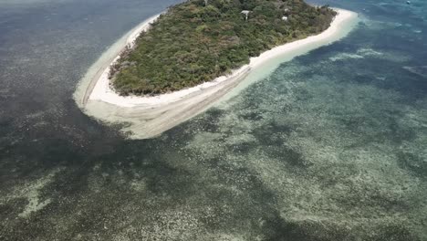 Antena-De-Drones-De-Una-Isla-Tropical-Verde-Junto-A-Un-Arrecife-De-Agua-Azul-Claro