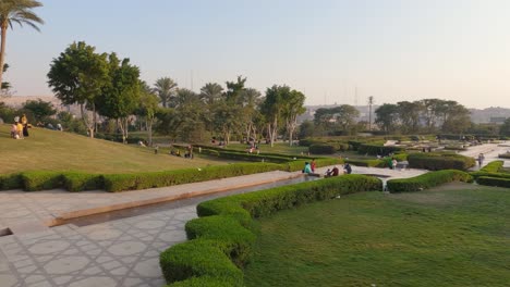 Gran-Jardín-Del-Mundo-Parque-Al-Azhar-En-El-Cairo,-Vías-Fluviales-Y-Senderos-En-Un-Parque-Paisajístico
