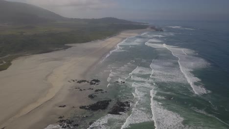 Luftaufnahme-Des-Atlantiks-Mit-Einigen-Perfekten-Wellen-Auf-Minho,-Nördlich-Von-Portugal