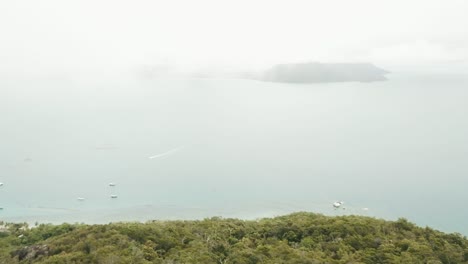 Drohnenantenne-In-Der-Wolke-über-Der-Tropischen-Insel-Fitzroy-Mit-Blauem-Wasser-In-Queensland,-Australien