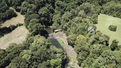 Antena-De-Drones-Sobre-Una-Cascada-Entre-La-Naturaleza-Con-Una-Bandeja-Para-Revelar-El-Bosque