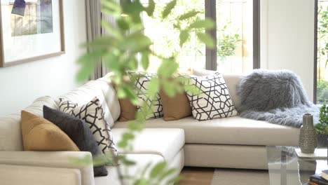 Immobilienaufnahme-Eines-Schönen-Hauses-Im-Ess--Und-Wohnzimmer-Mit-Weißer-Cremefarbener-Couch