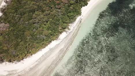 Drohnenantenne-Auf-Einer-Grünen-Tropischen-Insel-Mit-Bäumen-Auf-Klarem-Blauem-Wasser-Mit-Booten