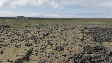 An-Einem-Sonnigen-Tag-über-Felsiges-Vulkanisches-Gelände-In-Island-Fliegen