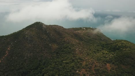 Drohnenantenne-In-Und-über-Den-Wolken-Auf-Einer-Fitzoy-Insel-Im-Tropischen-Wald-Mit-Blauem-Wasser