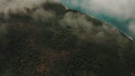 Drohnenantenne-über-Wolken,-Die-Tropischen-Wald-Auf-Einer-Insel-Zeigen