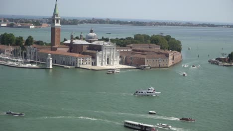 Statische-Aufnahme-Von-Booten-über-Blauem-Wasser-Auf-Dem-Ozean-Der-Insel-Venedig-In-Italien