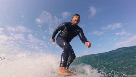 Zeitlupe:-Extremer-Profi-Surfer,-Der-In-Viana-Do-Castelo-Eine-Große-Röhrenfasswelle-Surft