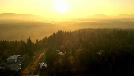 Majestätischer-Nebliger-Sonnenaufgang-über-Weiten-Bergen-Und-Waldlandschaft,-Renton,-Washington