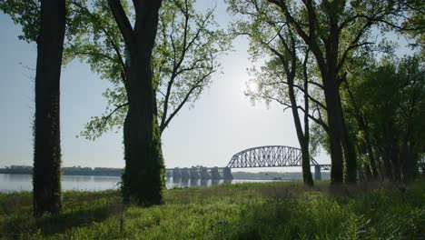 Malerische-Brücke-Kentucky-Bäume-Wasser