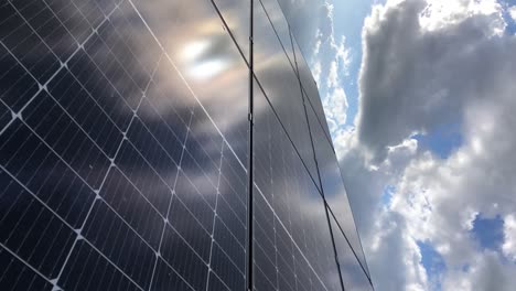 Solarpanel-Photovoltaik-Zeitraffer-Von-Wolken,-Die-Schnell-Am-Himmel-Vorbeiziehen-Und-Das-Sonnenlicht-Bedecken,-Das-Die-Effizienz-Des-Ladesystems-Verändert