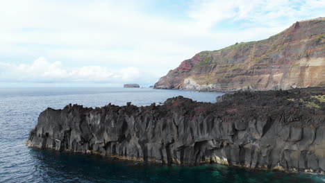 Rising-Drone-at-Volcanic-Rocks-with-Dark-Structure-in-Ponta-Da-Ferraria,-Azores
