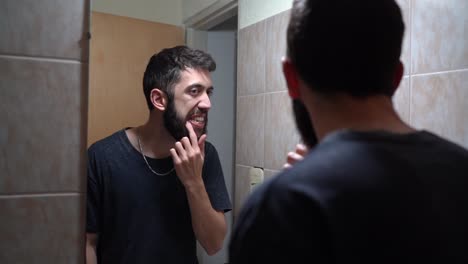 Mann,-Der-Seine-Zähne-Und-Sein-Zahnfleisch-Vor-Dem-Spiegel-überprüft