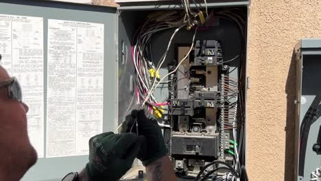 Electricista-Trabajando-En-Líneas-Eléctricas-En-La-Caja-Del-Circuito-Después-De-La-Instalación-De-Paneles-Solares