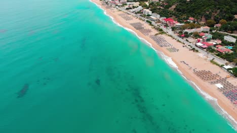 Drones-Vuelan-Sobre-Una-Hermosa-Playa-En-Grecia