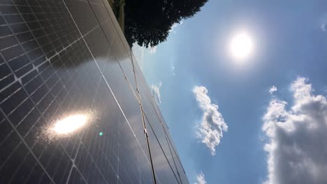 Sonnenkollektor-Photovoltaikanlage-Zeitraffer-Von-Wolken,-Die-Durch-Den-Himmel-Ziehen-Und-Die-Sonne-Bedecken