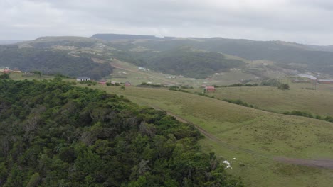 Cabañas-Africanas-Xhosa-Tradicionales-En-Colinas-Verdes-Onduladas-En-Transkei,-Sudáfrica