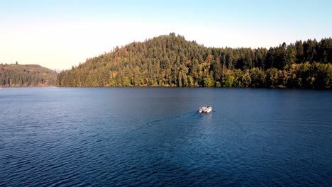 Volando-Bajo-Sobre-El-Lago-Mineral-Resort-Hacia-Un-Gran-Bosque-En-El-Fondo,-Washington
