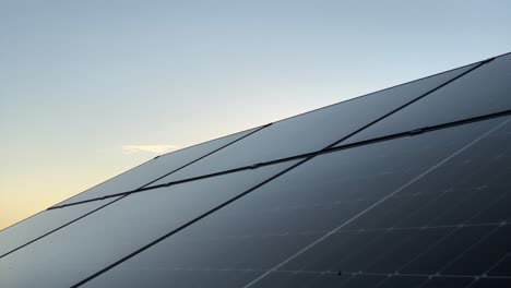 Lapso-De-Tiempo-Al-Atardecer-Del-Sistema-Fotovoltaico-Del-Panel-Solar-Para-La-Producción-De-Suministro-De-Energía-Verde