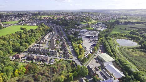 Aerial-drone-footage-of-rows-Of-Houses-With-Cars-Parked-In-Front-At-The-Residential-Terraced-Housing-In-West-Yorkshire,-UK---high-angle-shot