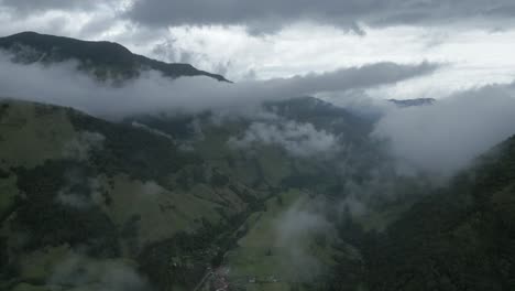 Volando-A-Través-De-Las-Nubes-Del-Valle-De-Cocora-Bosque-De-Montaña-Verde-Drone-Aéreo-Sobre-El-Parque-Nacional-Colombiano