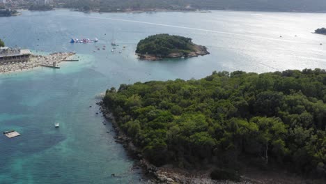 Drohne-Fliegt-über-Die-Albanische-Riviera-In-Ksamil-Kleine-Inseln-Und-Wassersport