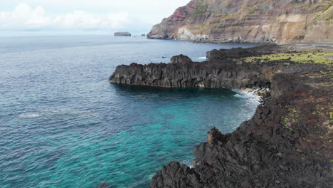 Luftaufnahme-Der-Wunderschönen-Küste-Auf-Den-Azoren-Mit-Vulkanischem-Strand
