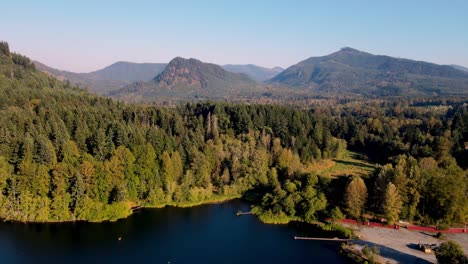 Magnífico-Bosque-Verde-En-Mineral-Lake-Resort,-Grandes-Montañas-En-El-Fondo,-Washington