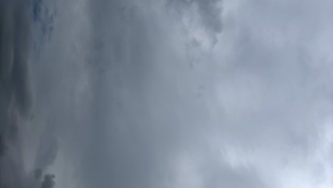 Vertikaler-Zeitraffer-Von-Wolken,-Die-Schnell-Gegen-Den-Blauen-Himmel-Ziehen,-Regenvorhersagewetter