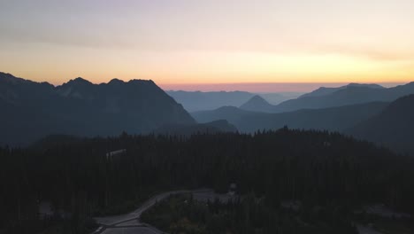 Kranaufnahme-Des-Berühmten-Mount-Rainier-National-Park-Im-US-Bundesstaat-Washington