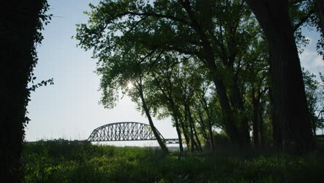 Malerische-Brücke-Kentucky-Mit-Himmel-Und-Bäumen