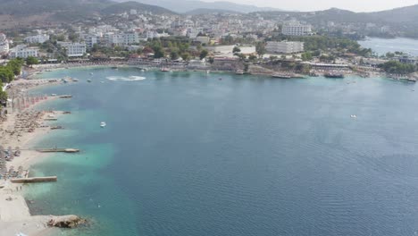 Playa-Ksamil-Saranda-Albania-Con-Aguas-Turquesas-Y-Clubes-De-Playa-De-Dátiles