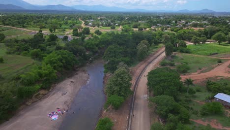 Neue-Grenzmauer-Zwischen-Haiti-Und-Der-Dominikanischen-Republik-In-Der-Nähe-Von-Dajabon-Oder-Massacre-River